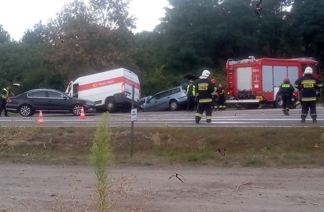 Do wypadku doszło we wtorek, 13 sierpnia, na skrzyżowaniu dróg koło miejscowości Waldowice koło Krzeszyc. Bus Poczty Polskiej wjechał pod forda. Ranne zostały dwie osoby.

Kierujący busem poczty wjeżdżał z drogi krajowej nr 22 na drogę krajową nr 24. Zrobił to jednak tak nieostrożnie, że wjechał pod prawidłowo jadącego forda. Doszło do potężnego zdarzenia. Oba pojazdy wypadły z drogi.



Na miejsce wypadku dotarły służby ratunkowe. Wylądował również śmigłowiec lotniczego pogotowia ratunkowego. Ranne zostały dwie osoby. Kobieta z forda ze złamaną nogą została zabrana do szpitala śmigłowcem LPR. Ranny mężczyzna z urazem twarzy został zabrany do szpitala karetką pogotowia ratunkowego.

Na miejscu pracują sulęcińscy policjanci. – W miejscu zdarzenia został prowadzony ruch wahadłowy – mówi sierż. Klaudia Richter, rzeczniczka sulęcińskiej policji.