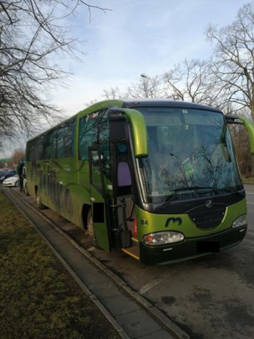 Autokar bez przeglądu i legalizacji tachografu wiózł dzieci ze Zduńskiej Woli do Łodzi