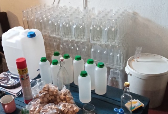 200 litrów nielegalnego alkoholu, sprzęt do jego produkcji i dystrybucji oraz tytoń bez akcyzy, ujawnili policjanci z Chełmn