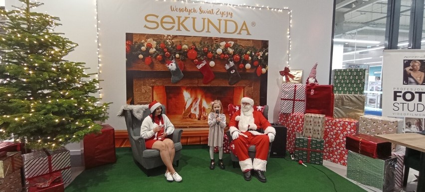 Odwiedziny Świętego Mikołaja w Galerii Sekunda w Jędrzejowie. Co za radość wśród dzieci! Zobacz zdjęcia