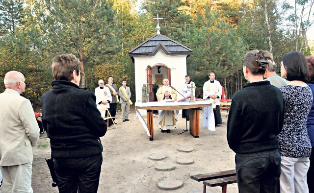 Po uroczystej mszy poświęcono odbudowaną kapliczkę Matki Bożej w Sławkowie