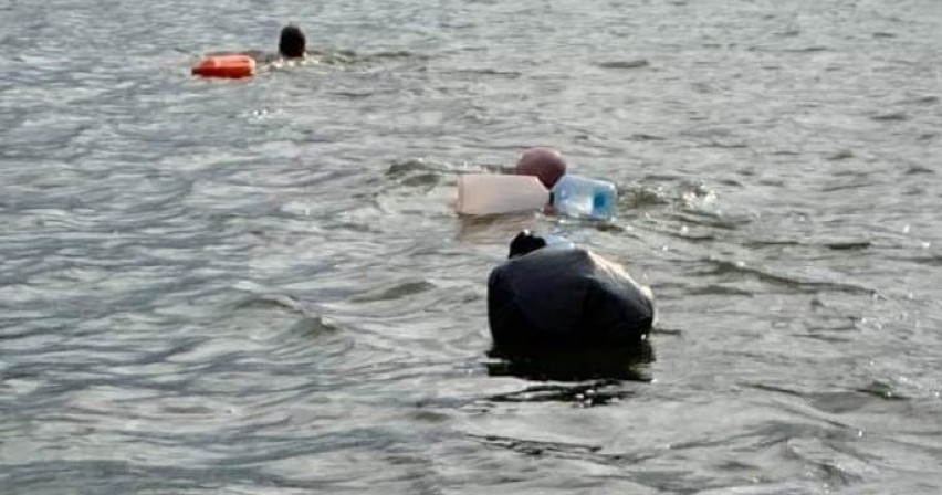 WOPR w Chodzieży musiał pomóc dwójce mężczyzn. Nie uwierzycie, z czym chcieli przepłynąć jezioro!  