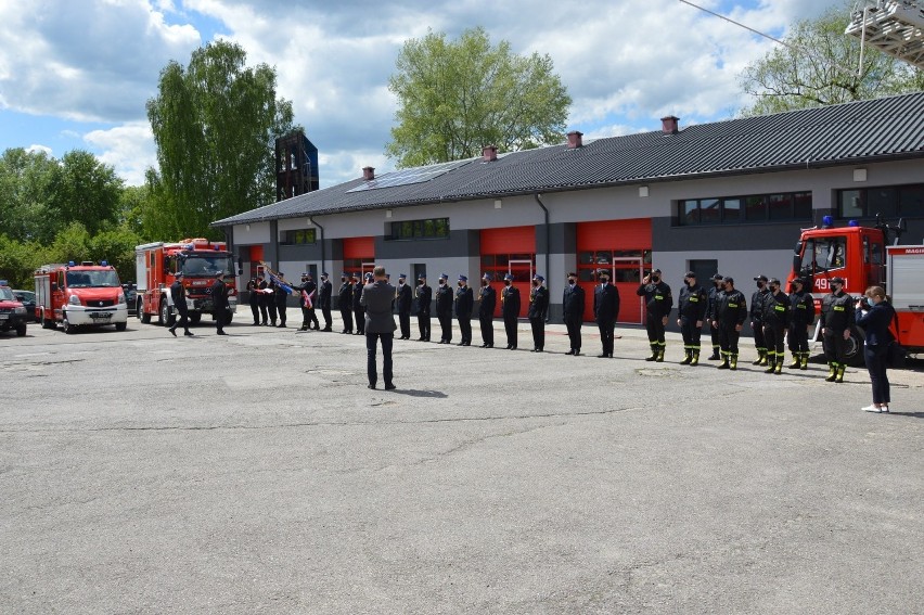 Dzień Strażaka w Starachowicach. Były awanse i odznaczenia - zobacz kto je otrzymał [ZDJĘCIA]