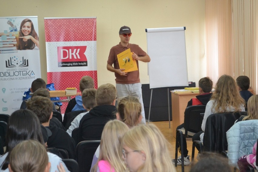 Przemysław Wechterowicz, autor wielu książek dla dzieci spotkał się z młodymi czytelnikami w Bibliotece Publicznej w Jędrzejowie