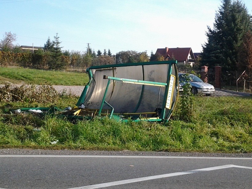 Wypadek w Trąbkach. Zderzenia autobusu i mercedesa