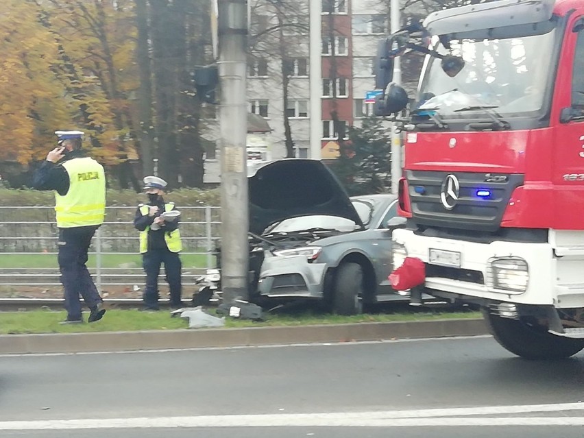 Wrocław. Zobacz zdjęcia z groźnie wyglądającego wypadku na ul. Legnickiej. Auto uderzyło w słup