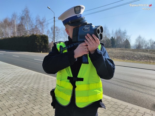 Policjanci zatrzymali mężczyźnie prawo jazdy i ukarali go mandatem.