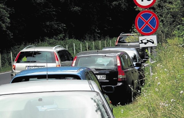 Strzeszynek. Wzdłuż Koszalińskiej obowiązuje zakaz postoju i zatrzymywania, że źle zaparkowane auta będą wywożone