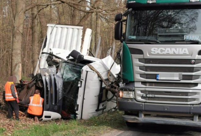 Kierowca nie zapanował nad ciężarówką, przez co uderzył w drzewo