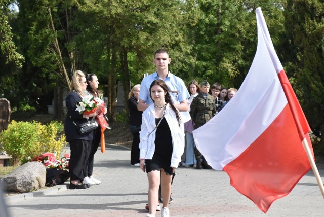 Obchody Narodowego Dnia Zwycięstwa w Malborku rozpoczęły się na Cmentarzu Komunalnym, przy pomniku Stalagu XXB.
