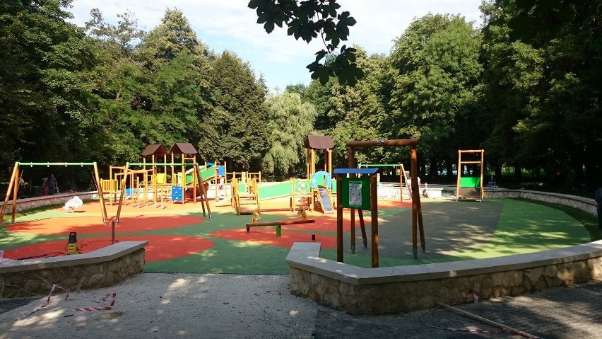Plac zabaw w Parku Hutnik zostanie otwarty już w ten piątek. Zobacz jak wyglądają przygotowania