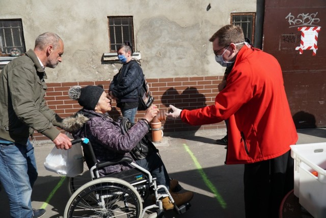 Mimo pandemii koronawirusa siostry elżbietanki przygotowały podarunki dla blisko 500 osób. Śniadanie było, ale wyjątkowo na wynos. 
Przejdź do kolejnego zdjęcia --->