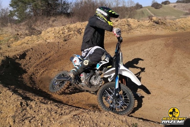 Trening żużlowców Falubazu Zielona Góra na pitbike'ach.