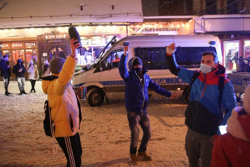 Zakopane nie zasypia. Sobotni wieczór na Krupówkach