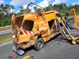 O krok od tragedii na S3. Ciężarówka wbiła się w samochód służby drogowej