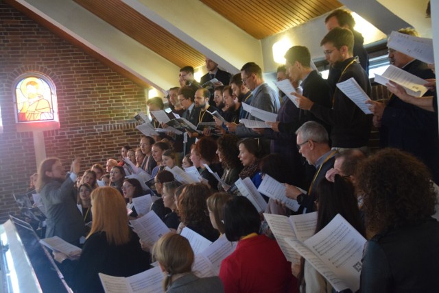 Jubileuszowa msza w kościele MB Królowej Aniołów w Wilkowyjach i uczestnicy Warsztatów Anielskiej Muzyki