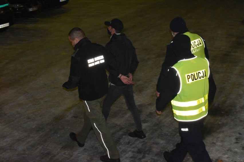 Policja w Kępnie. Zatrzymano dwóch mężczyzn, którzy transportowali migrantów. ZDJĘCIA