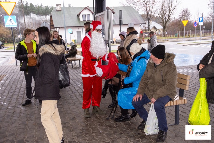 6 grudnia Mikołaj pojawił się na ulicach Bełchatowa i w...