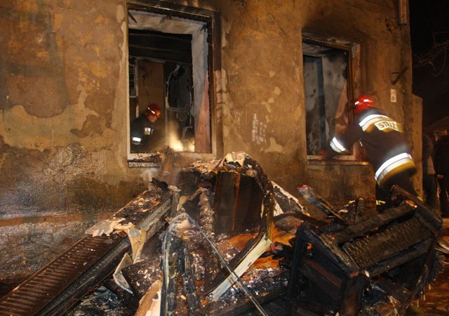 Według strażaków powodem pożaru przy pl. Litewskim było zaprószenie ognia&#8233;
