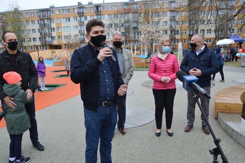 Stalowa Wola. Nowoczesne podwórko z fontanną na osiedlu Pławo już otwarte [ZDJĘCIA]