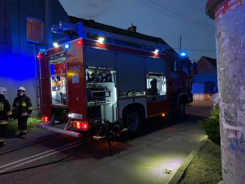 Pożar mieszkania w Szamocinie. Lokatorem musiała zająć się policja [ZDJĘCIA]