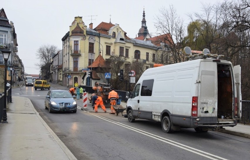 Nowy Sącz. Trwają prace remontowe na moście na ul. Lwowskiej. Kierowcy muszą się liczyć z utrudnieniami. Zdjęcia