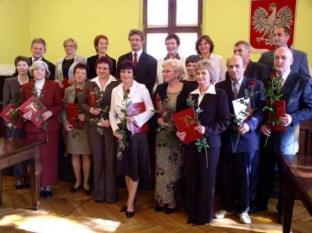 Siedemnastu nauczycieli z placówek ponadgimnazjalnych powiatu chojnickiego otrzymało nagrody z okazji Dnia Edukacji Narodowej.
