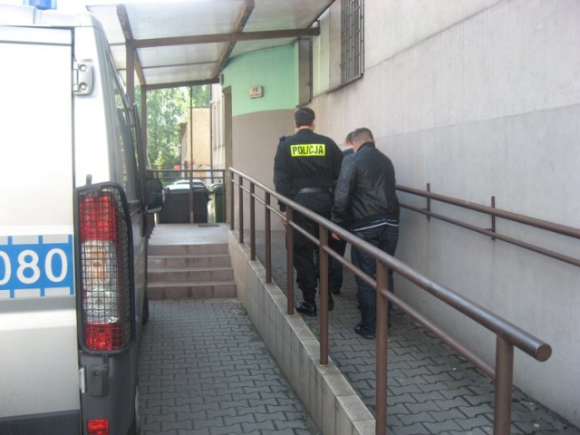Policja w Chorzowie zatrzymała dilerów narkotyków.