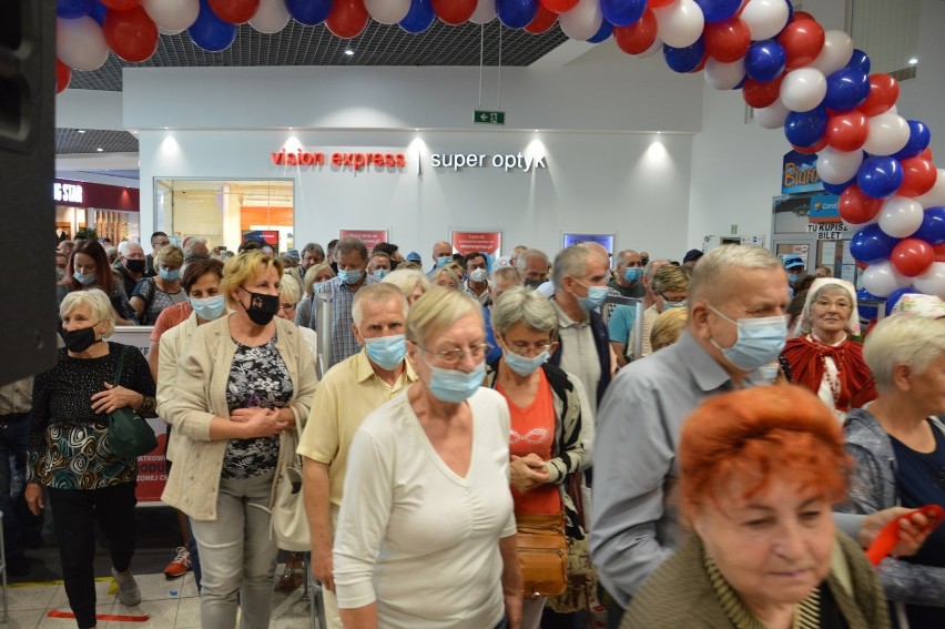 Hipermarket Carrefour w Ostrowcu otwarty. Czekał na to tłum klientów. Co się działo? [ZDJĘCIA, WIDEO]