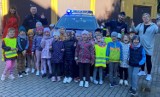 Dzieci odwiedziły sztumską komendę policji. Najwięcej emocji budził radiowóz. ZDJĘCIA
