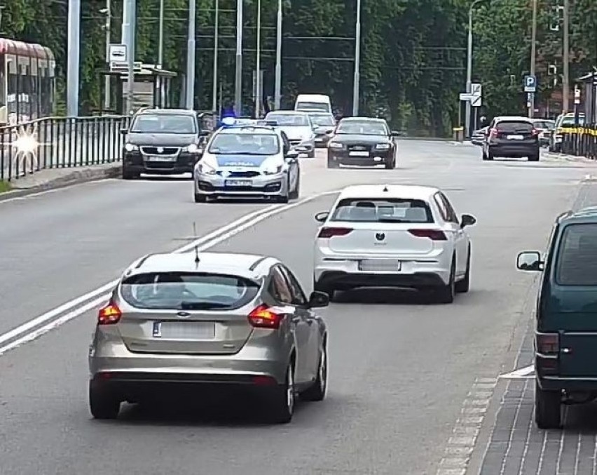 Policjanci z Gdańska eskortowali rodzącą kobietę na...