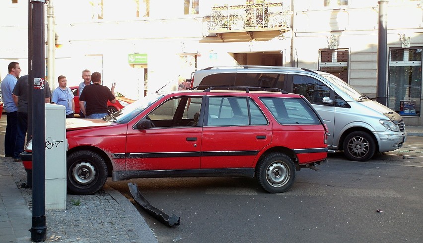 Wypadek na skrzyżowaniu ul. Kopernika i Żeromskiego w Łodzi [ZDJĘCIA]