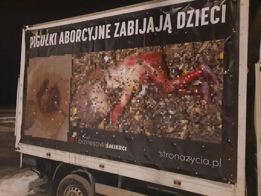 Furgonetka antyaborcyjna stoi na parkingu przed szpitalem...