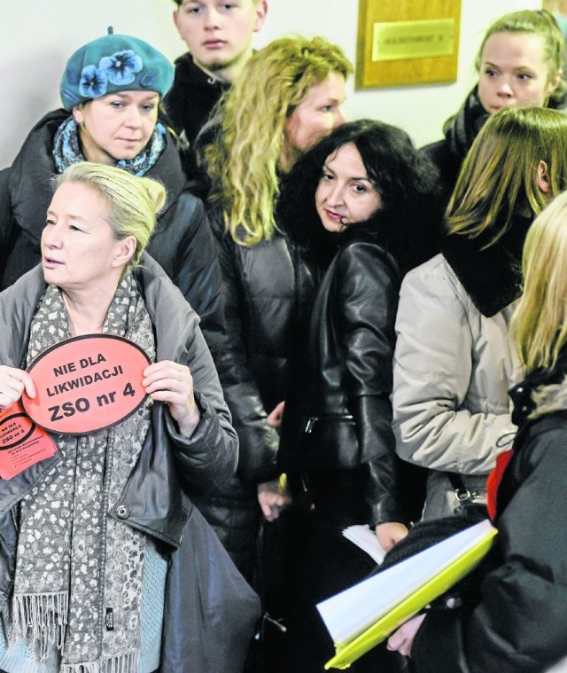 Po licznych protestach uczniów i rodziców władze miasta wycofały się z planów likwidacji tylko jednej szkoły