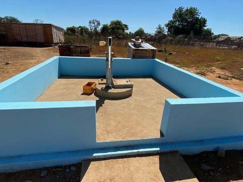 Studnia na Madagaskarze w Misokitsy - budowa i po budowie