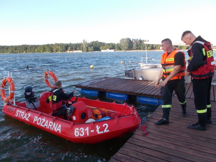Strażacy z Wągrowca ewakuowali dzieci, które wypłynęły na pływającym pomoście na Jezioro Durowskie 