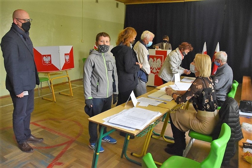 Wybory odbywają się w wyznaczonych lokalach na osiedlach. Na...