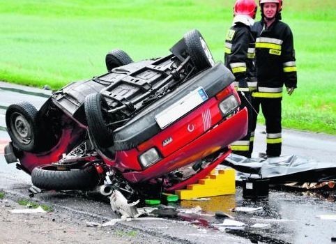 Uderzenie motocykla było na tyle silne, że fiat 126p...