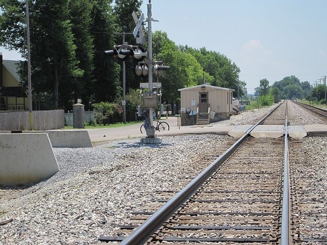 Źródło: http://commons.wikimedia.org/wiki/File:Marion_AR_18_train_tracks_near_Courthouse.jpg