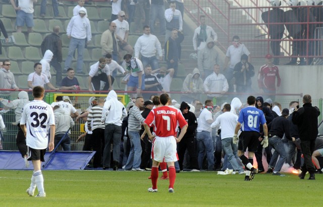 Podczas kibicowskiej zadymy w 2006 roku zatrzymano 231 pseudokibiców. Jeszcze podczas ligowe spotkania Legii i Wisły Kraków część zgromadzonych na stadionie próbowało wedrzeć się na murawę. , gdy część kibiców próbowała wedrzeć się na stadion. Po ostatnim gwizdku kilka tysięcy fanów Legii ruszyło w stronę Placu Zamkowego, chcąc tam celebrować wywalczone przez stołeczny klub mistrzostwo. Jedna z grup chciała „zaopatrzyć” się w sklepie monopolowym, jednak właściciel zamknął obiekt. Pseudokibice nie dawali jednak za wygraną, a chwilę później zainterweniowali policjanci (użyto armatek wodnych i gazu).