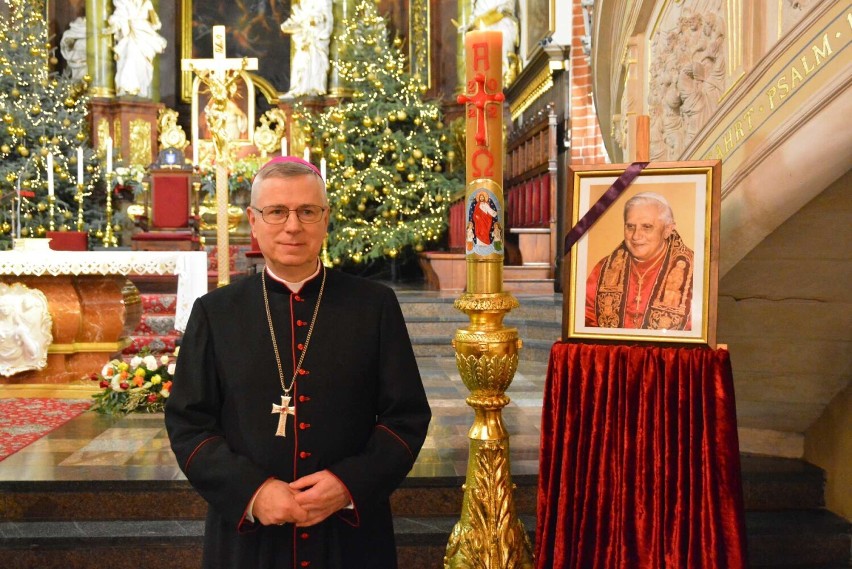 Biskup legnicki Andrzej Siemieniewski