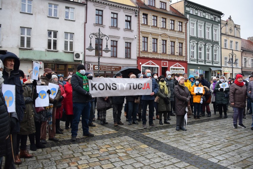 Mieszkańcy Ostrowa Wielkopolskiego protestujący przeciwko przyjętej ustawie LEX TVN.