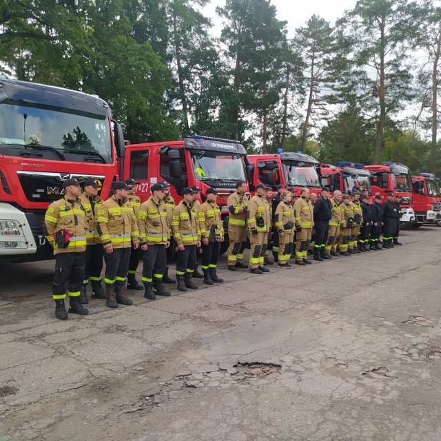 Strażacy poznawali teren i specyfikę 2. Regionalnej Bazy Logistycznej Skład Hajnówka.