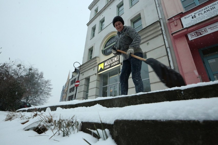 W Szczecinie pada śnieg. Na drogach jest ślisko. Opóźnienia autobusów