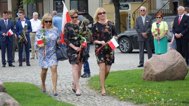 Delegacje składające kwiaty pod pomnikiem Jana Pawła II