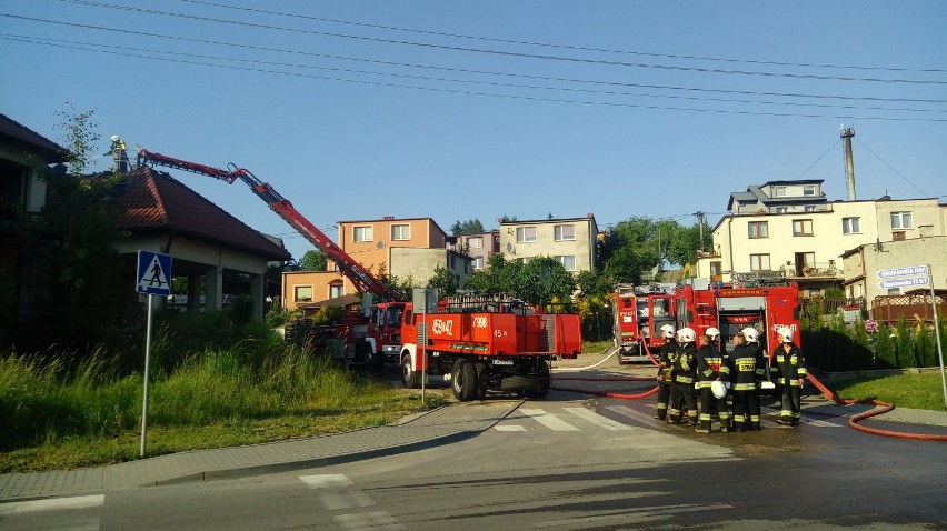 Pożar budynku przy ul. Skarszewskiej w Kościerzynie [ZDJĘCIA, WIDEO]