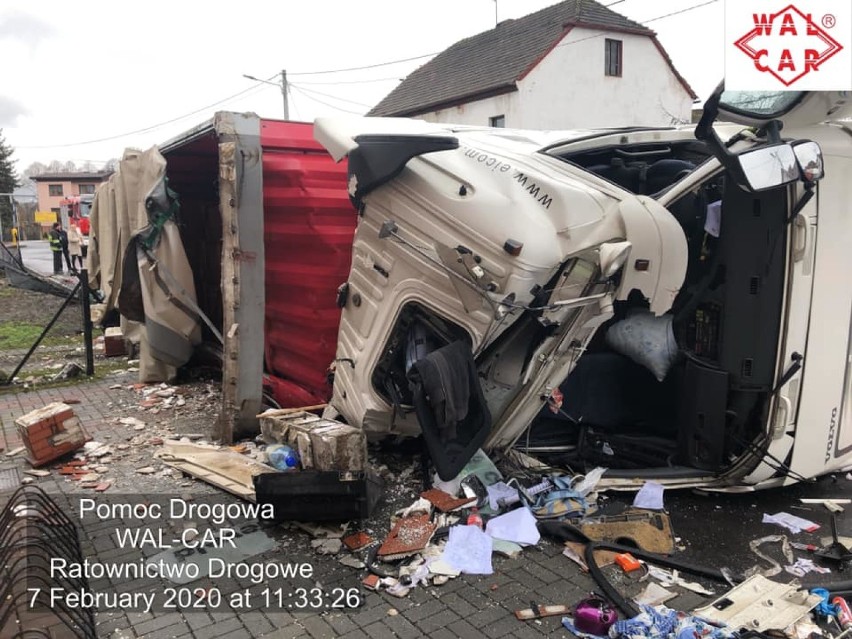 Wypadek tira na DK 11 w Sierakowie Śląskim [ZDJĘCIA]. Samochód wywrócił się na bok.