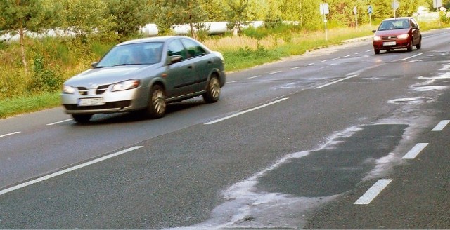 Kierowcy podróżujący drogą w kierunku Rogowca narzekają na asfaltowe wyboje