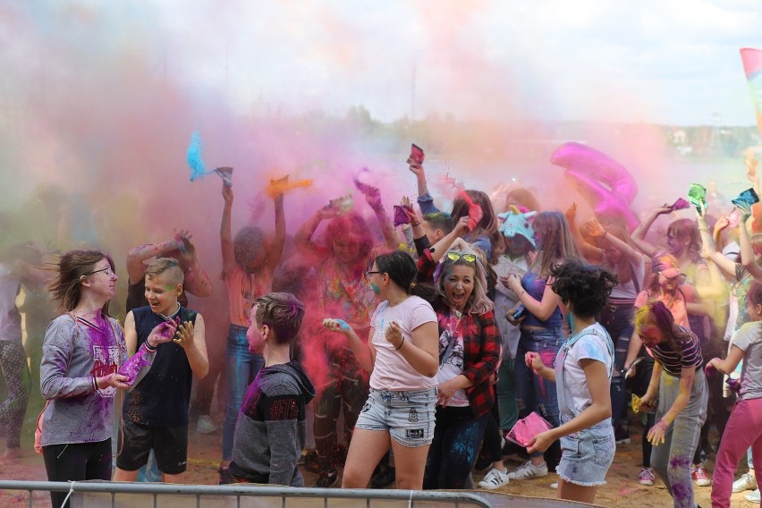 Sypnęło kolorami. Holi Festival, czyli Święto Kolorów w Białymstoku na plaży na Dojlidach (zdjęcia)