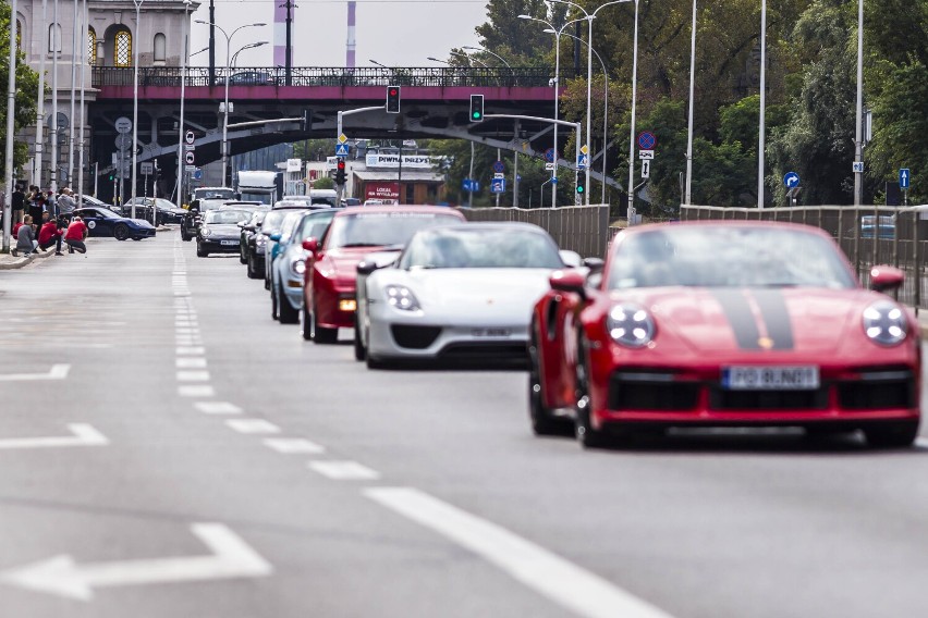 Święto fanów luksusowej marki samochodów zaczęło się w Warszawie. Zobaczcie zdjęcia z wyjazdu Porsche Parade